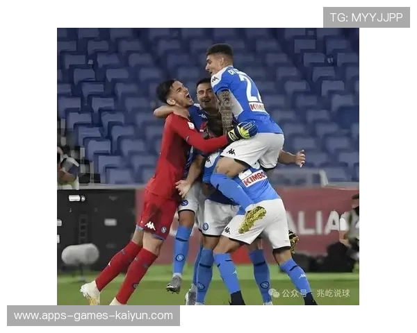 那不勒斯边路连线最终送出制胜传球：战术之美与装备的默契