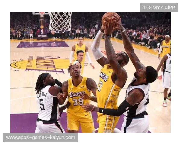 湖人队中流砥柱归队，士气更上一层楼，湖人队入场