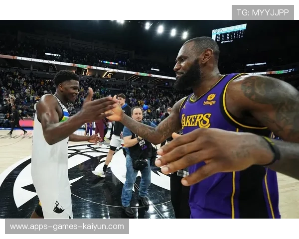 湖人赛前热身：詹姆斯与戴维斯默契加深